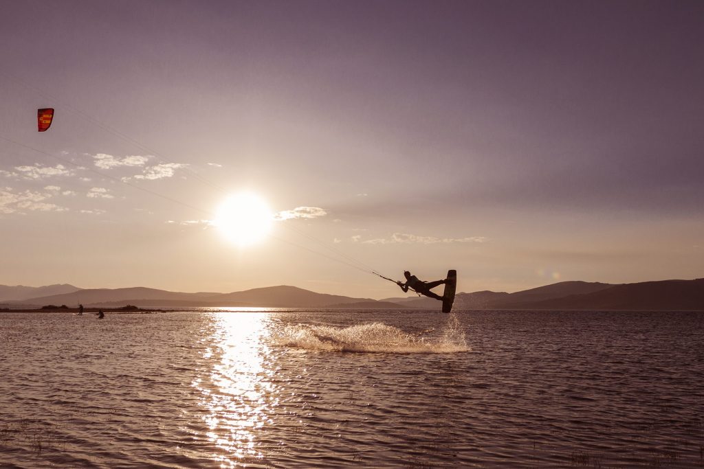 kitesurfer saltando