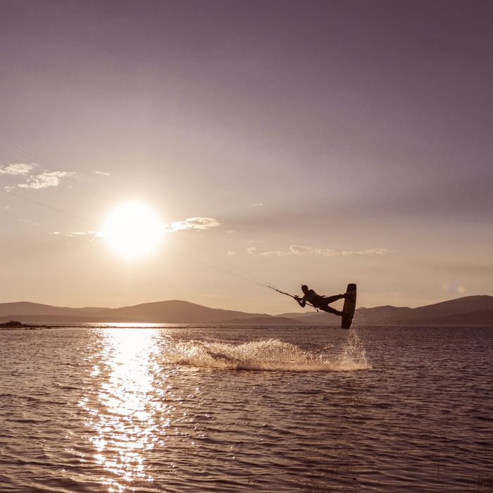 kitesurfer saltando